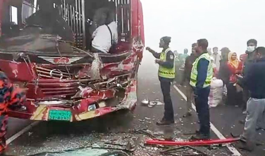 ঘন কুয়াশা: ঢাকা-মাওয়া এক্সপ্রেসওয়েতে একাধিক গাড়ির সংঘ'র্ষে প্রাণ গেল একজনের